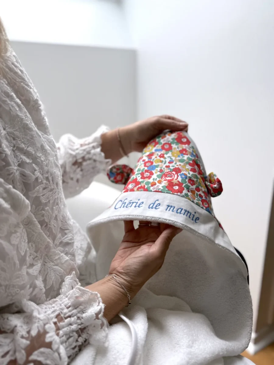Cadeau naissance, cape de bain bébé brodée