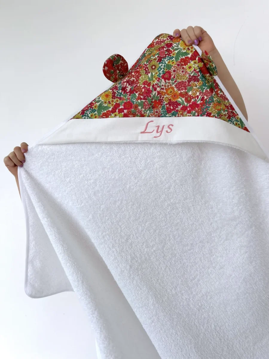 Cape de bain bébé brodée liberty
