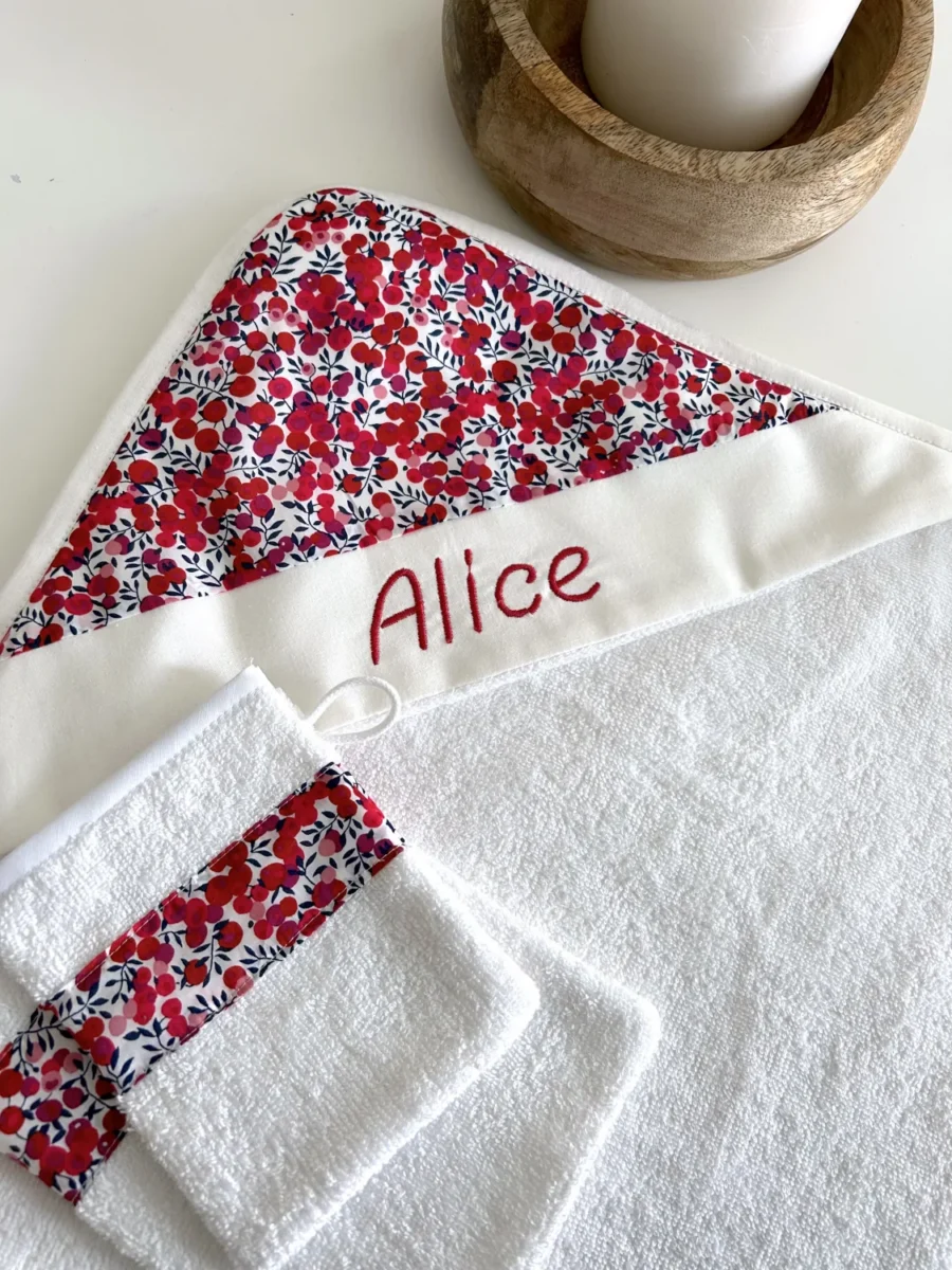 Cape de bain bébé brodée tissu wiltshire rouge