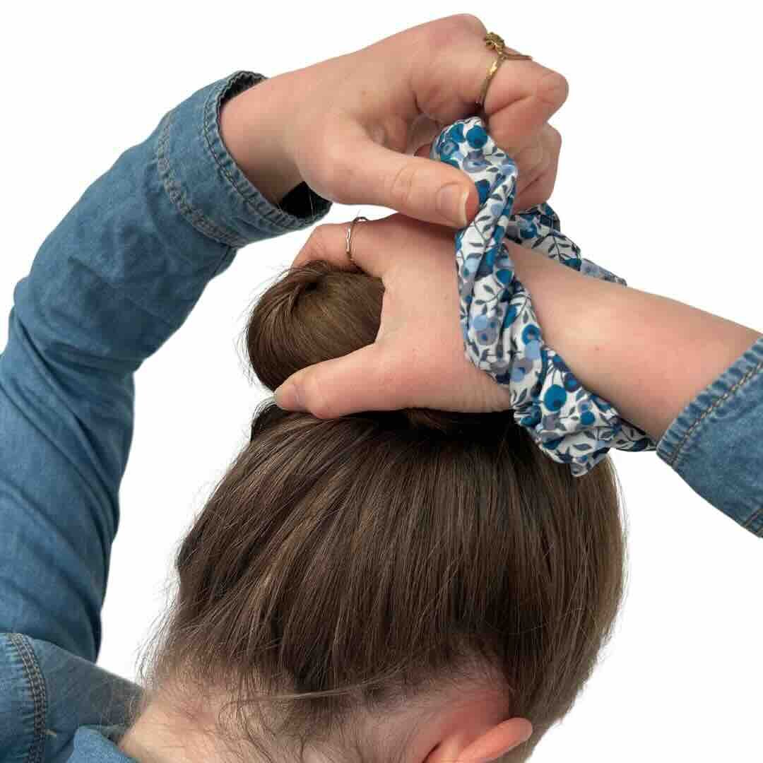 Coiffure avec un chouchou liberty