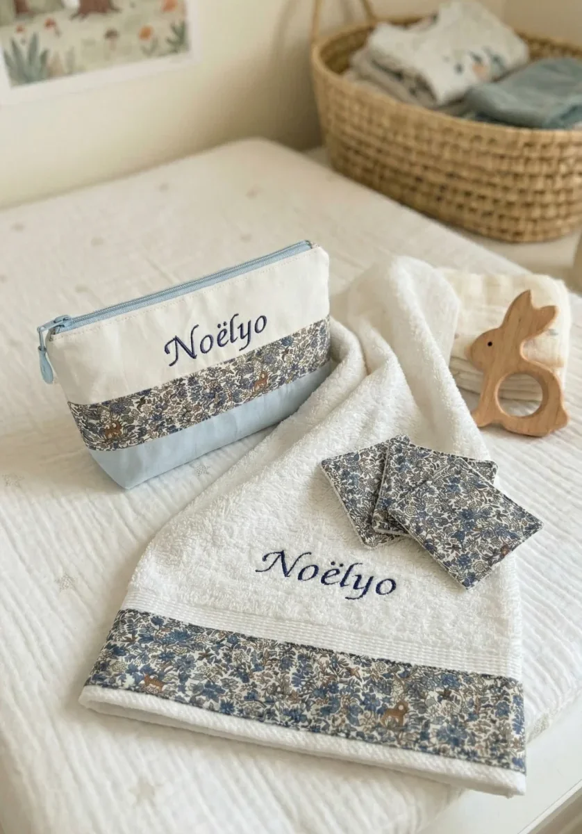 Coffret bain : serviette de toilette, trousse brodé prénom bébé