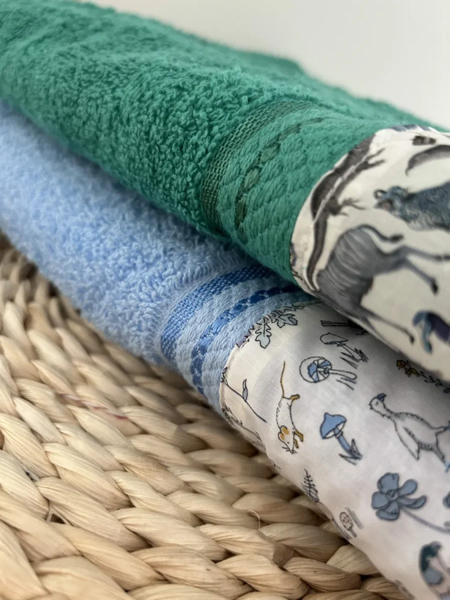 Serviette de toilette brodée emeraude et bleu ciel
