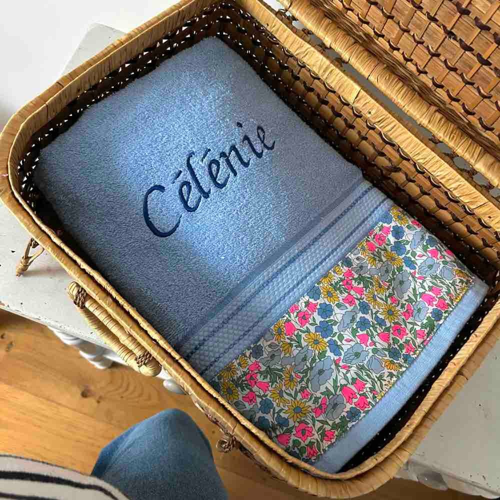 Serviette de toilette brodée
