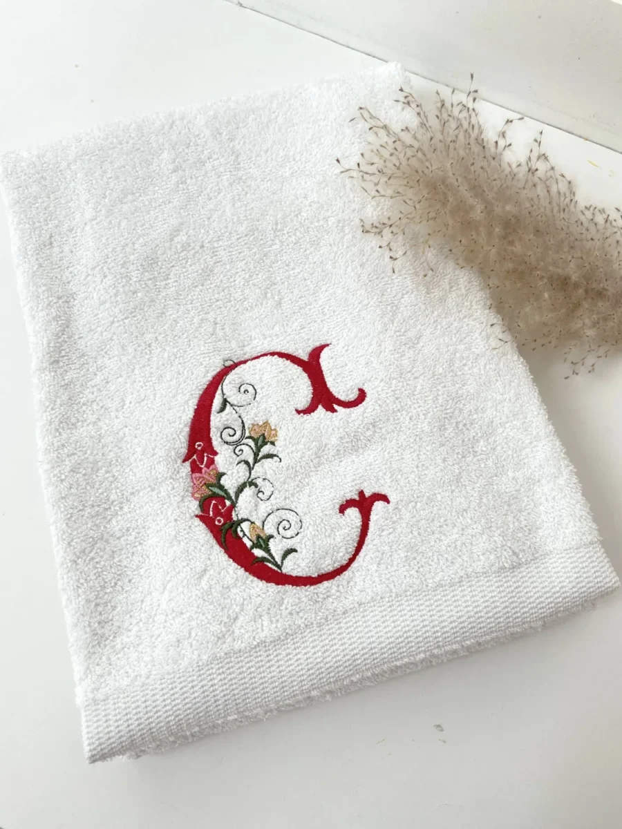 Serviette de toilette initiale fleurie brodée rouge