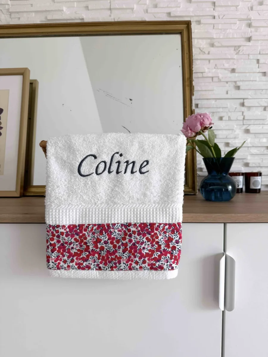 Serviette de toilette prénom brodé couleur blanc