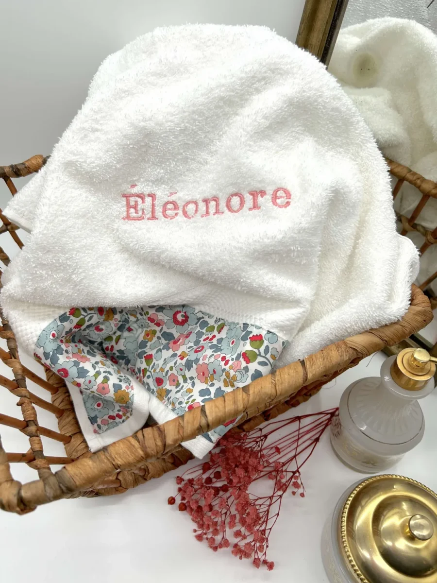 Serviette de toilette prénom brodé couleur blanc et liberty porcelaine
