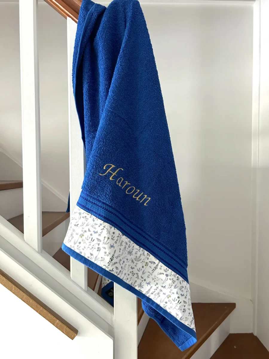 Serviette de toilette prénom brodé couleur bleu marine