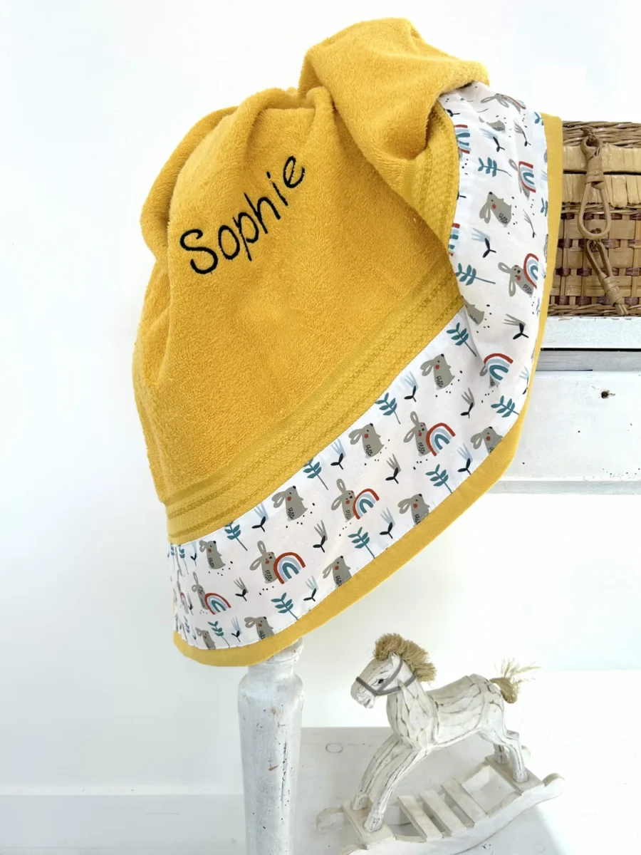 Serviette de toilette prénom brodé couleur curry