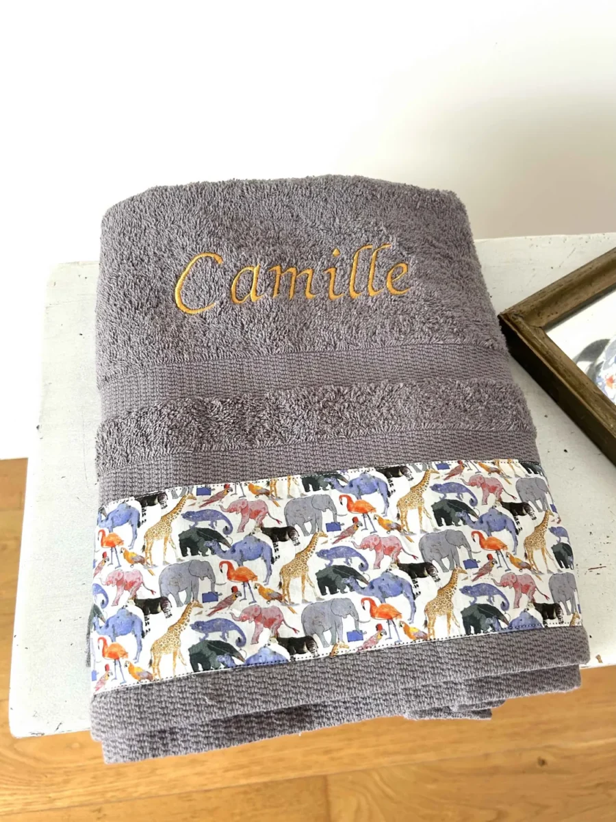 Serviette de toilette prénom brodé couleur grise