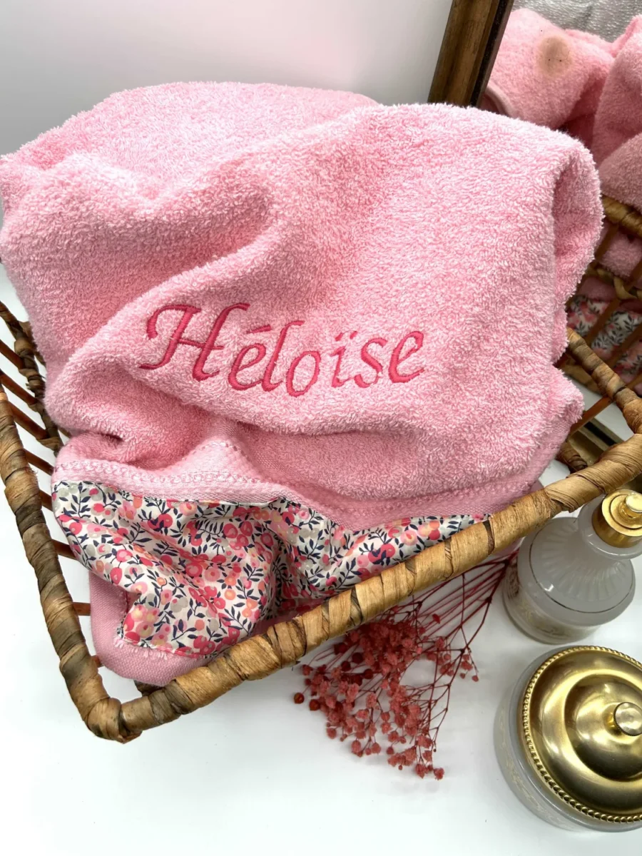 Serviette de toilette prénom brodé couleur rose