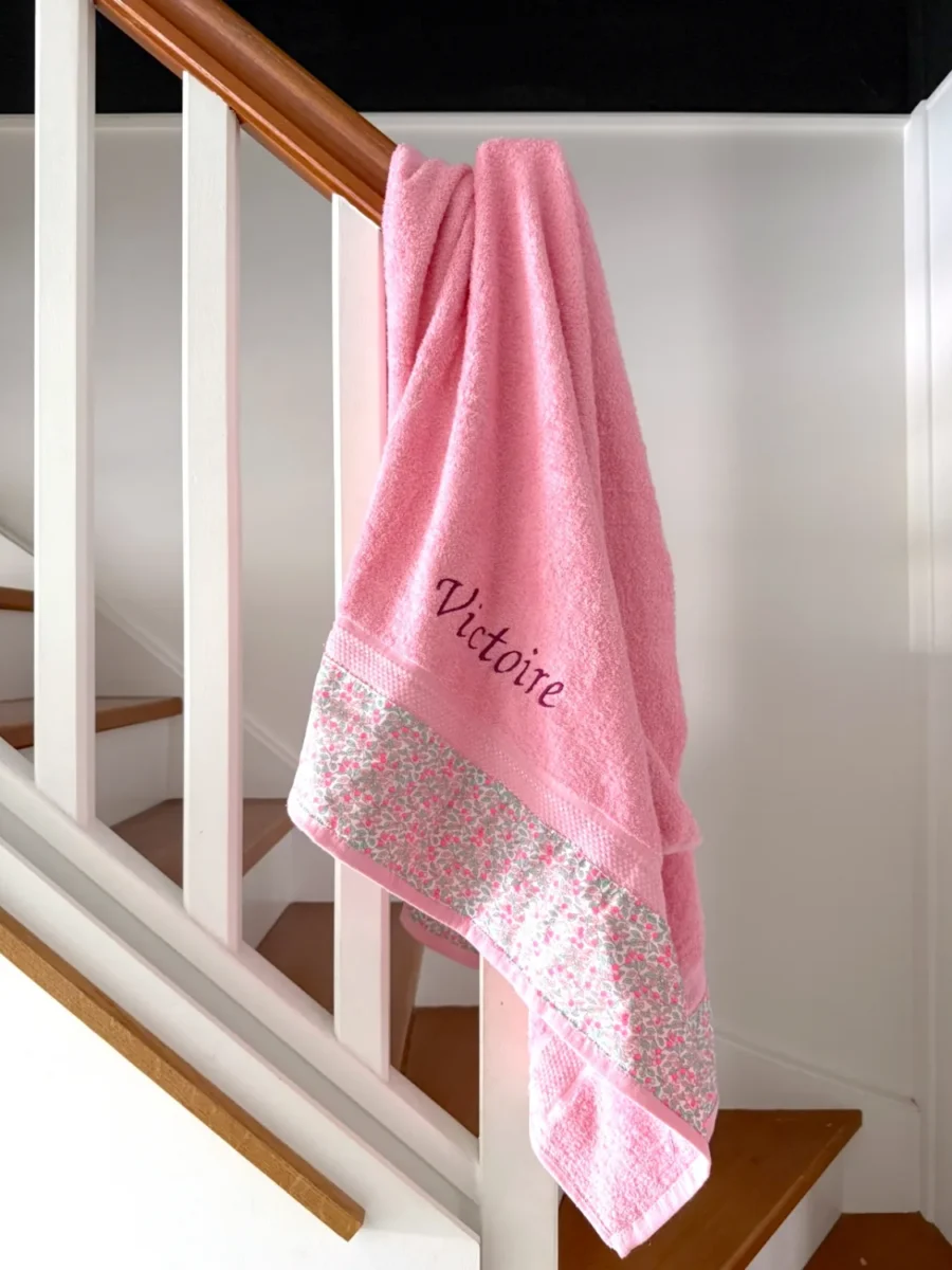 Serviette de toilette prénom brodé couleur rose et liberty