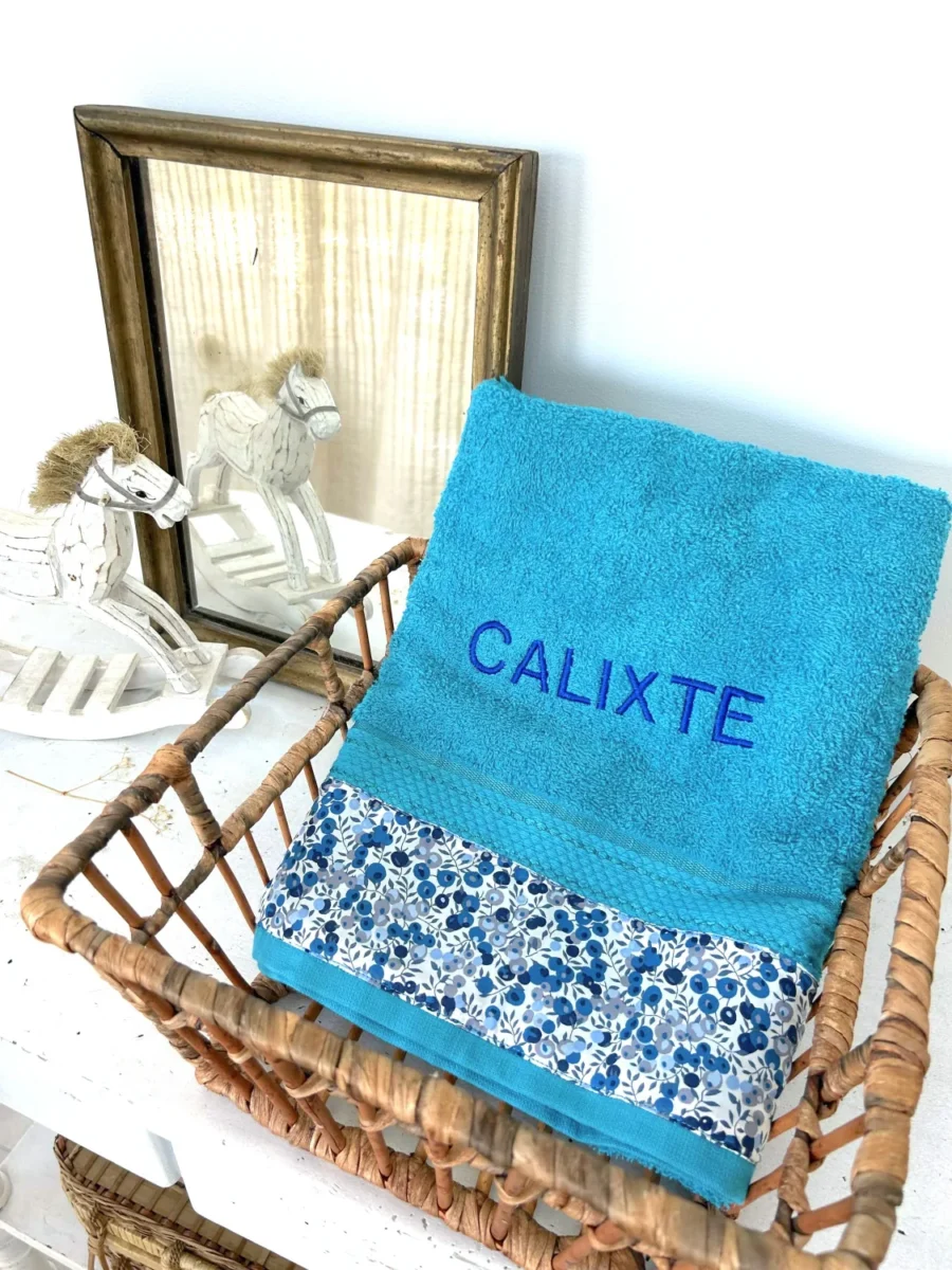 Serviette de toilette prénom brodé couleur turquoise
