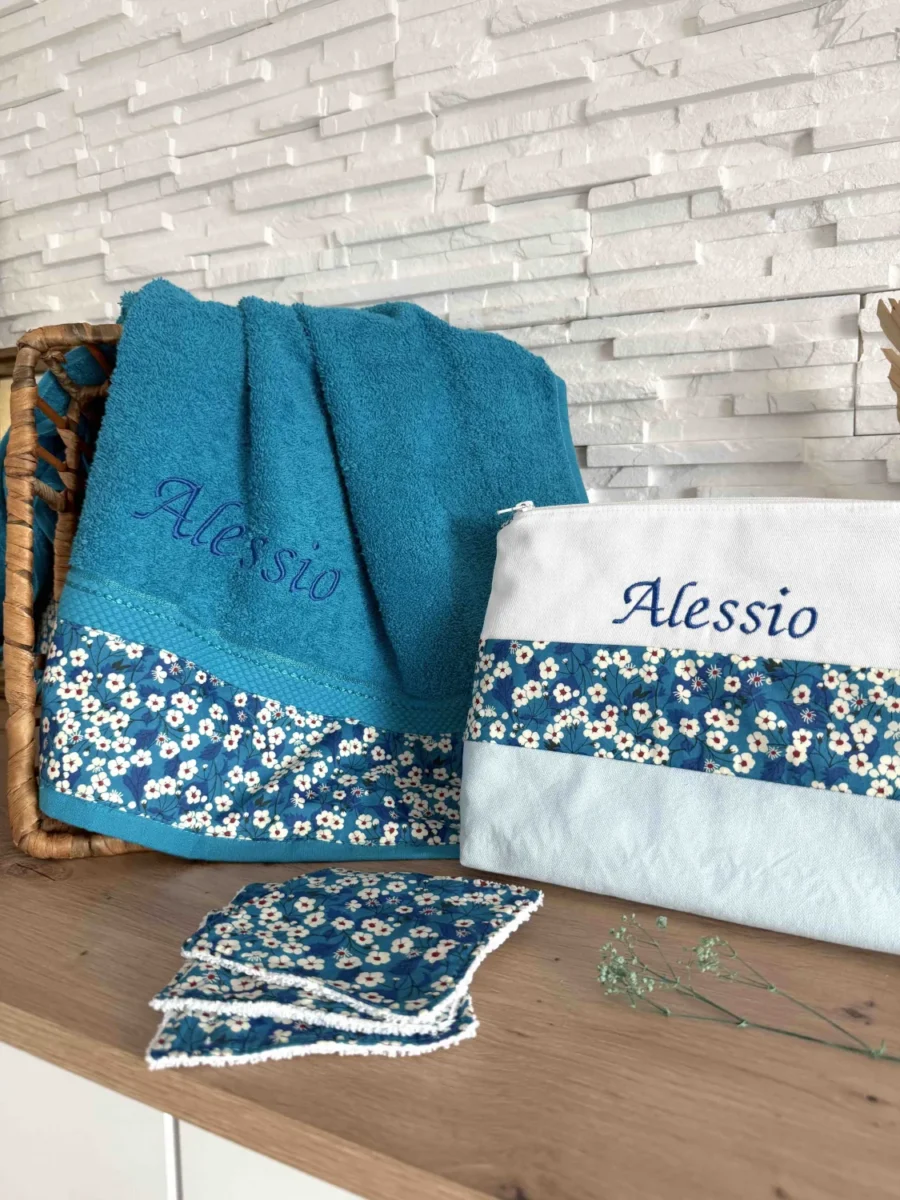 Serviette de toilette prénom brodé couleur turquoise et sa trousse de toilette