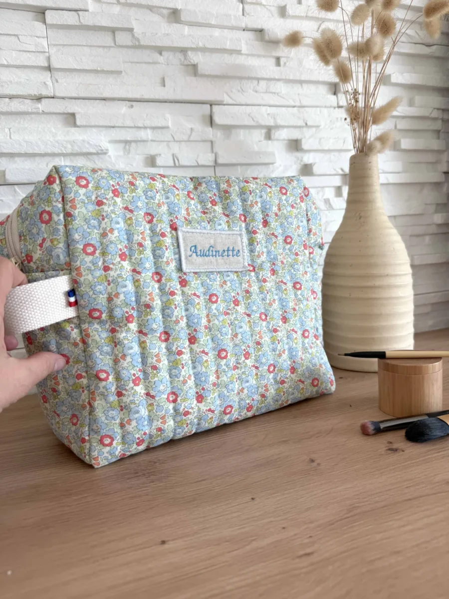 Trousse de toilette matelassée liberty grand format bleue brodée