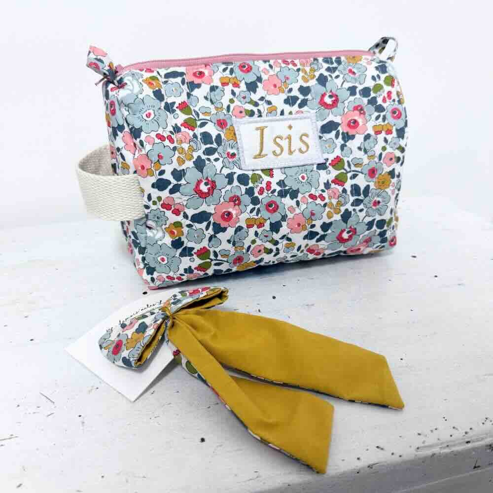 Trousse de toilette personnalisée avec sa barrette assortie