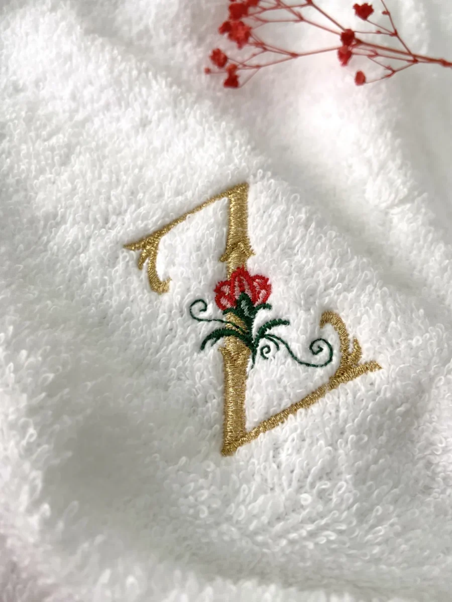 Broderie fleurie peignoir blanc