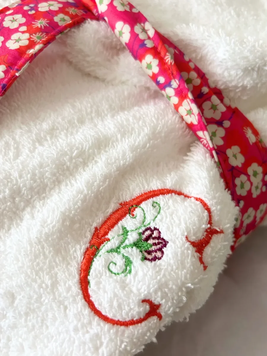 Broderie florale - peignoir enfant - idéee cadeau fille personnalisée