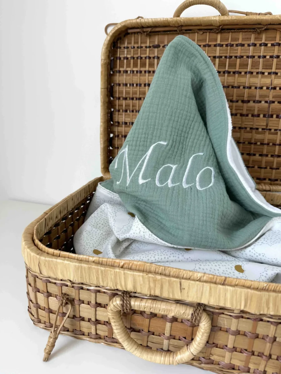 Couverture bébé prénom brodé vert d'eau