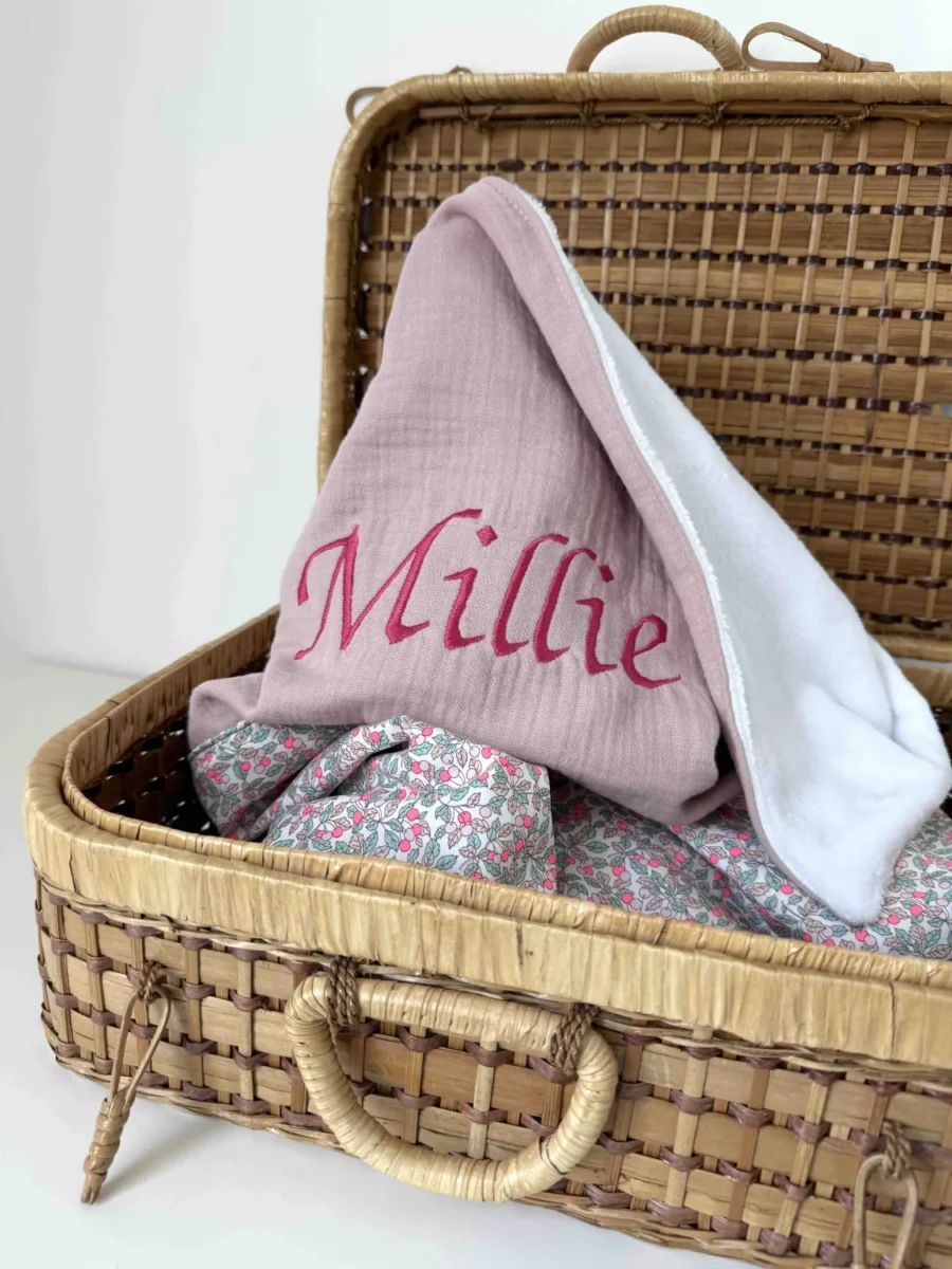 Couverture bébé prénom brodée rose