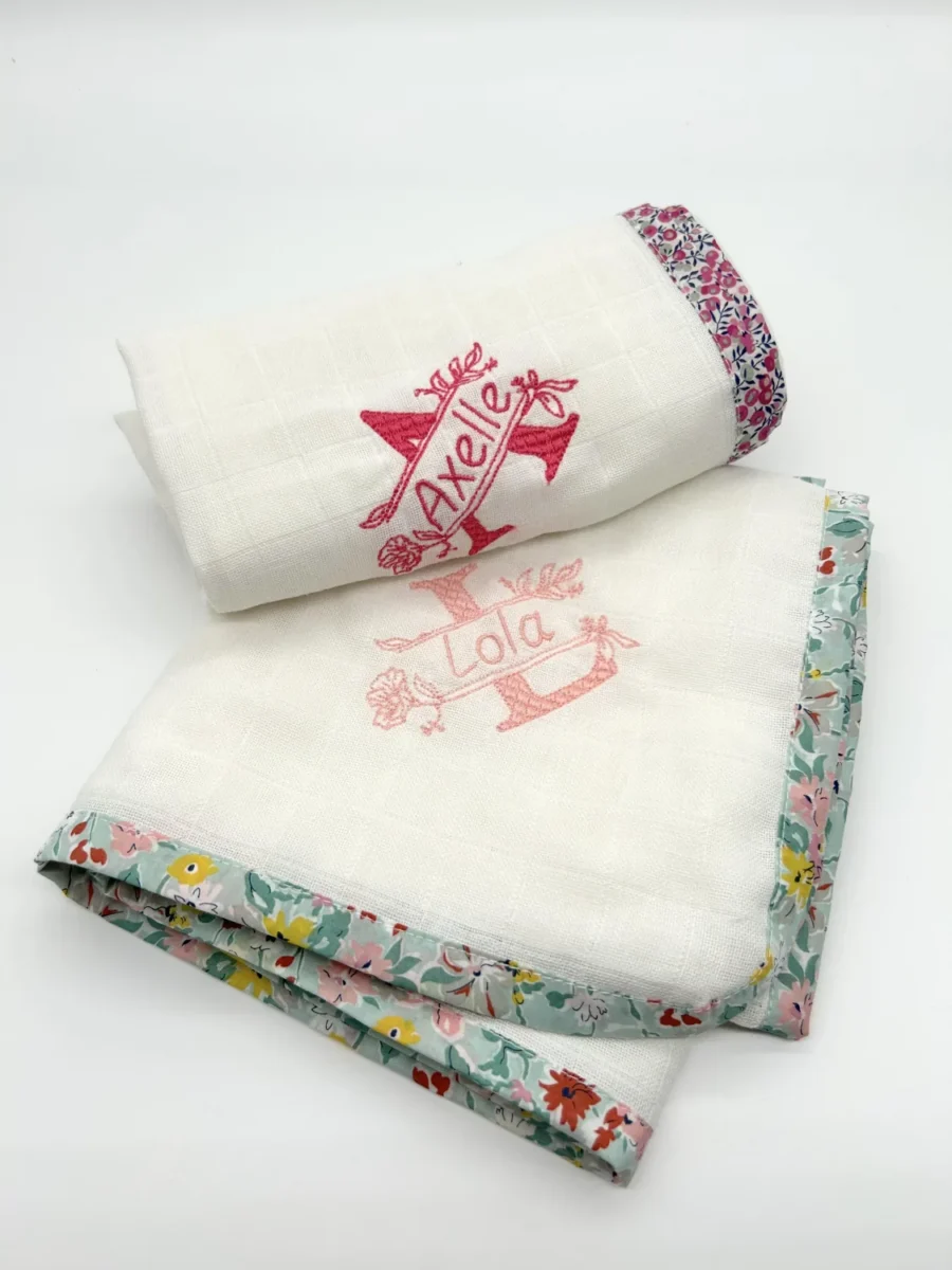 Lange broderie fleurie, prénom et liseret liberty