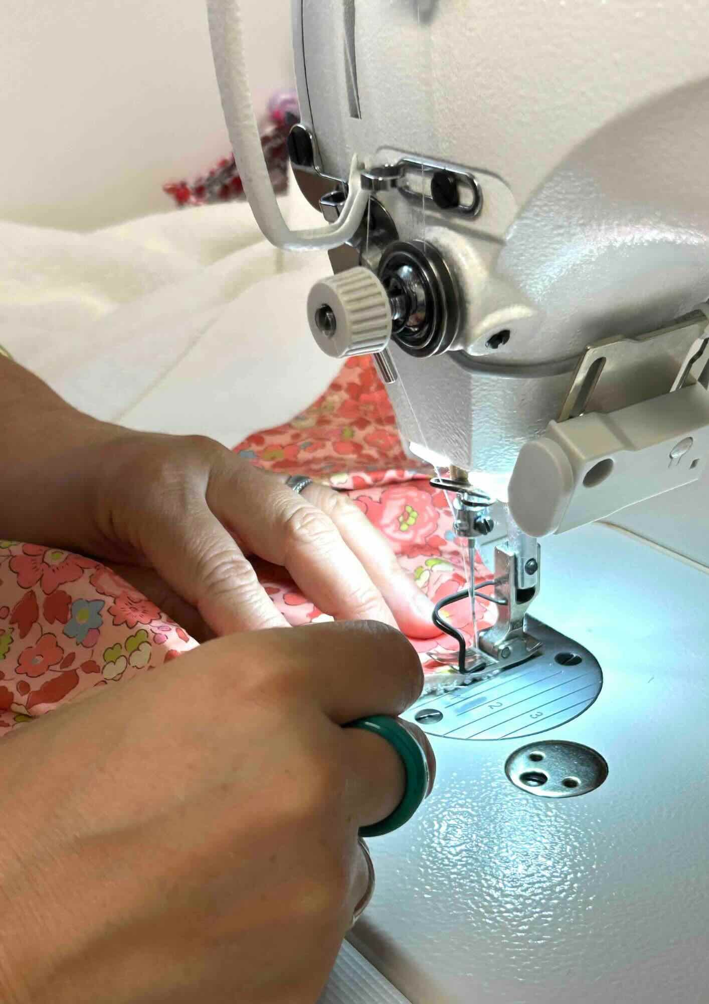 Les étapes de création d’un cadeau personnalisé : de la commande à la couture