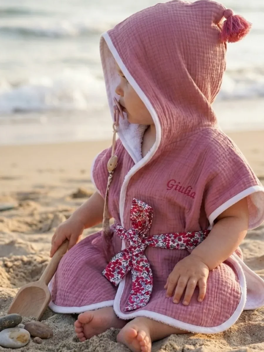 Poncho de bain bébé personnalisé prénom brodé rose
