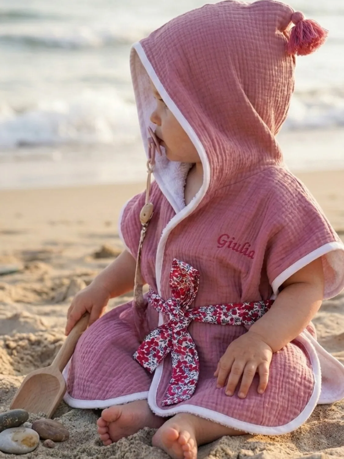 Poncho de bain bébé personnalisé prénom brodé rose