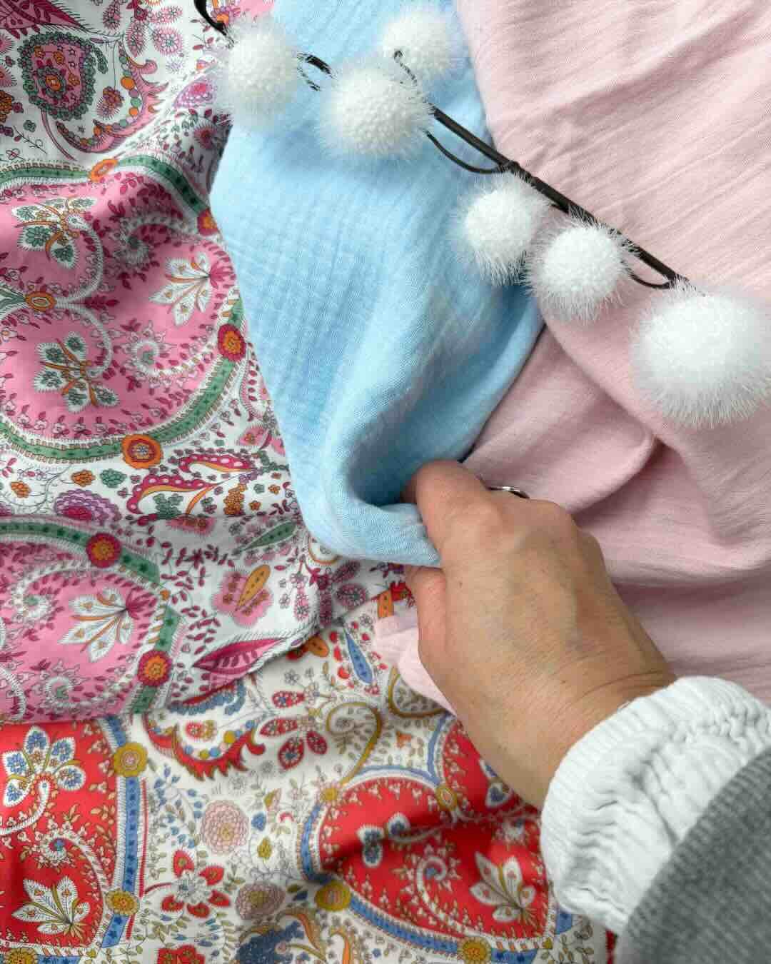 Choisir les bons tissus pour bébé : douceur, sécurité et créations faites main