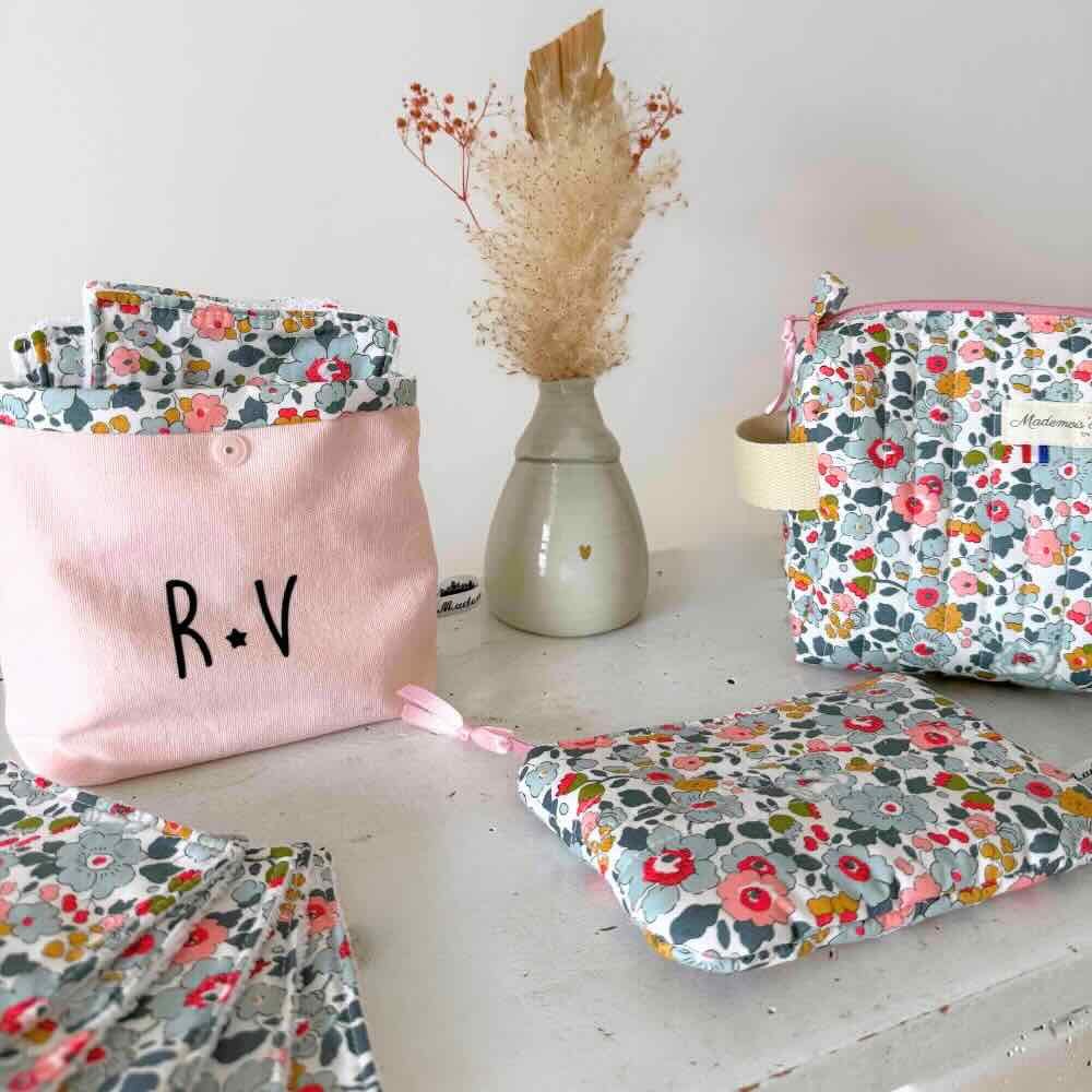 Dans le sac de maman : les pochettes et trousses qui accompagnent le quotidien de bébé
