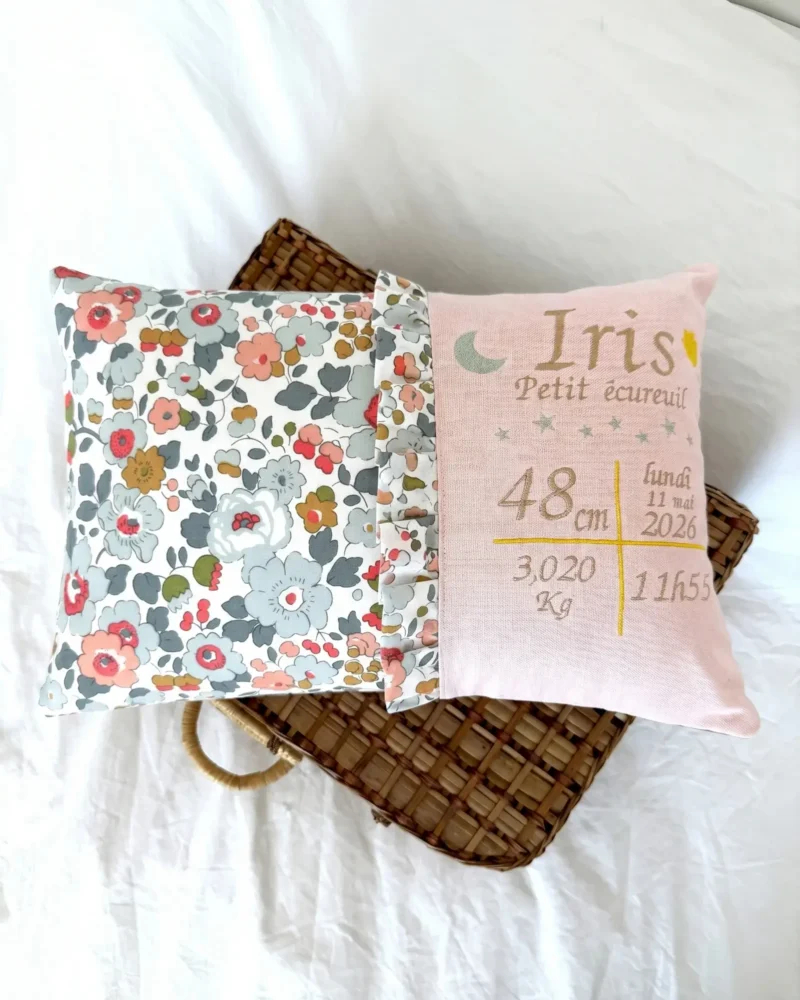 Coussin naissance liberty brodé prénom, date, poids, taille, heure rose
