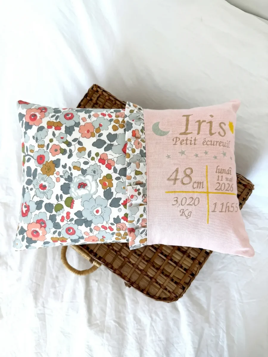 Coussin naissance liberty brodé prénom, date, poids, taille, heure rose